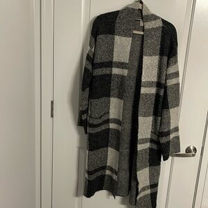 Brand: Cyrus, Women’s size M, plaid, dark grey, duster